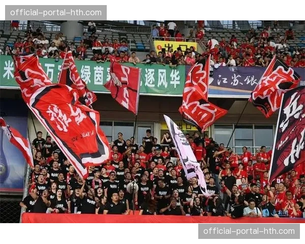 球迷看台特写：客队远征球迷高唱队歌鼓舞落后中的球队